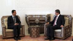 Turecký ministr zahraničí Ahmet Davutoglu (vpravo) a syrský prezident Bašár Asad
