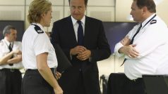 Britský premiér David Cameron hovoří s policisty ve městě Birmingham