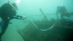 Podmořští archeologové přeměřují u havajského ostrova Maui vrak potopené lodi z druhé světové války.