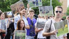 Demonstrace za odvolání ředitele Národního parku Šumava Jana Stráského před ministerstvem životního prostředí