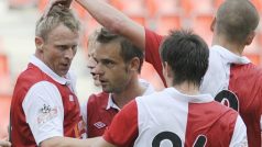 Fotbalisté Slavie slaví třetí gól do příbramské sítě. Před prázdnými tribunami