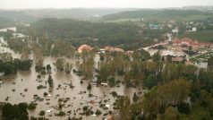 Zaplavený Císařský ostrov, Trojský zámek a areál Zoo Praha viděný z armádního vrtulníku v úterý 13. srpna 2002