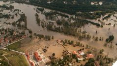 Pohled z letadla na zaplavený sever Prahy: Císařský ostrov, Trojský zámek a dole vpravo areál Zoo Praha (15. srpna 2002)