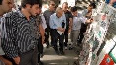 Íránci si prohlížejí noviny vystavené u trafiky