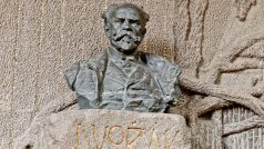 Antonín Dvořák (1841 - 1904), Hudební skladatel, návrh hrobky a busta jsou dílem Ladislava Šalouna