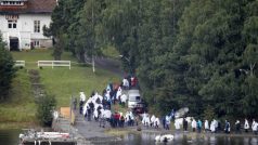 Příbuzní obětí a přeživší navštěvují ostrůvek Utoya, kde Breivik zastřelil 69 mladých lidí