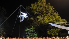 Letošní ročník festivalu Letní Letná zahájila v neděli show francouzského souboru Malabar