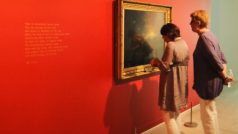 Turnerovo plátno je středem pozornosti návštěvníků galerie.