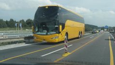 Autobus na dálnici (ilustrační foto)
