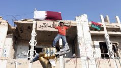 povstalci slaví úspěchy v dobyté rezidenci Kaddáfího