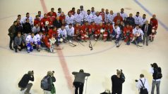 Účastníci exhibičního hokejového utkání při příležitosti 60. narozenin kanonýra Milana Nového