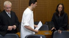 Atentátník Arid Uka (uprostřed) přichází k soudu se svými právníky.