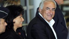 Dominique Strauss-Kahn s manželkou na pařížském letišti