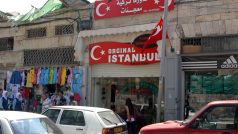 Turecké vlajky zdobí palestinské obchody, trafiky i třeba autobusy