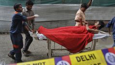 transport raněného po výbuchu u nejvyššího soudu v indické metropoli