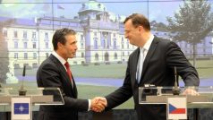Premiér Petr Nečas a generální tajemník NATO Anders Fogh Rasmussen