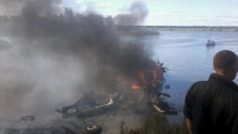 Záchranáři na místě havárie letadla u Jaroslavli