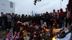 Obyvatelé  Jaroslavli uctívají památku hokejistů u opuštěné arény