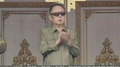 Kim Čong-il přihlíží vojenské přehlídce v Pchjongjangu