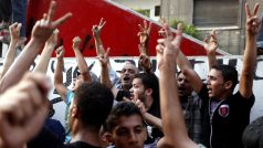 Protestující slaví zboření zdi před izraelským velvyslanectvím
