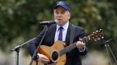 Oběti z 11. září písní uctil i zpěvák Paul Simon