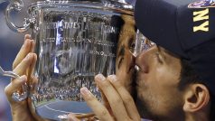 Novak Djoković líbá trofej pro vítěze US Open