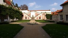 Palácové zahrady tvoří celkem pět zahrad – Ledeburská, Malá a Velká Pálffyovská, Kolowratská a Malá Fürstenberská zahrada
