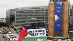 Palestinská vlajka před budovou Evropské komise v Bruselu. I tak palestinci bojují o své uznání jako státu.