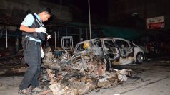 Policista prošetřuje místo, kde bomba explodovala