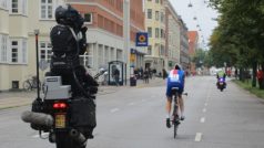 Televizní kamera i pořadatel na motorce dělali M. Sáblíkové doprovod