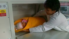 Čtrnáctidenní holčičku našla sestřička v jihlavském babyboxu zabalenou do staré deky.