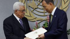 Šéf palestinské samosprávy Mahmúd Abbás předává žádost o přijetí do OSN generálnímu tajemníkovi OSN Pan Ki Munovi