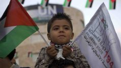 Chlapec s palestinskou vlajkou na demonstraci za přijetí země do OSN