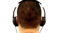 Sluchátka na uších (ilustrační foto)