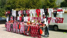 Suvenýry AC Milán můžete koupit hned při příjezdu k Milanellu