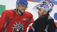 Hvězdy NHL si měli při tréninku NY Rangers na Spartě o čem povídat. Marián Gáborík (vlevo), Henrik Lundqvist