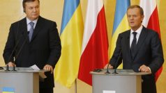 Ukrajinský prezident Viktor Janukovyč a polský premiér Donald Tusk na summitu Východního partnerství