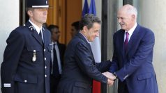 Nicolas Sarkozy (vlevo) se zdraví s Jorgem Papandreem.