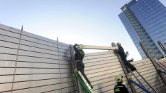 Vojáci a hasiči staví v rámci cvičení protipovodňovu stěnu v Praze - Holešovicích