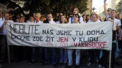 Demonstrující z Varnsdorfu před Úřadem vlády