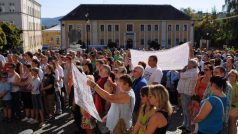 Lidé ve Varnsdorfu demonstrují proti nárůstu kriminality ve Šluknovském výběžku