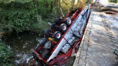 U Petřvaldu spadl kamion mimo vozovku a unikla z něj nafta do potoka