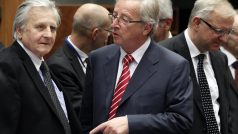 Na jednání v Lucembursku mluví prezident Evropské centrální banky Jean-Claude Trichet (vlevo) s předsedou euroskupiny Jean-Claudem Junckerem.