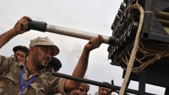 povstalci nabíjejí raketomet k útoku na Syrtu