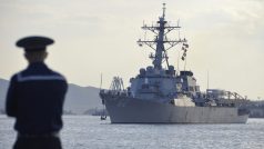 Ruský námořník ve Vladivostoku hledí na americký torpédoborec Fitzerald
