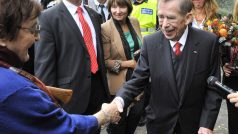 Exprezident Václav Havel přijímá gratulace k 75. narozeninám ve Vrchlického sadech v Praze