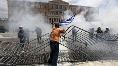 Protesty proti vládním úsporám v Athénách
