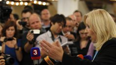 Slovenská premiérka Radičová před novináři poté, co padla její vláda