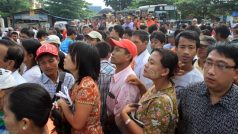 Příbuzní čekají v barmském hlavním městě Rangúnu na propuštěné vězně