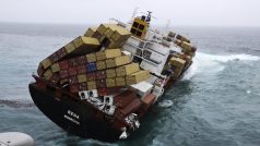Ztroskotaná loď Rena se stále víc naklání a hrozí její rozlomení